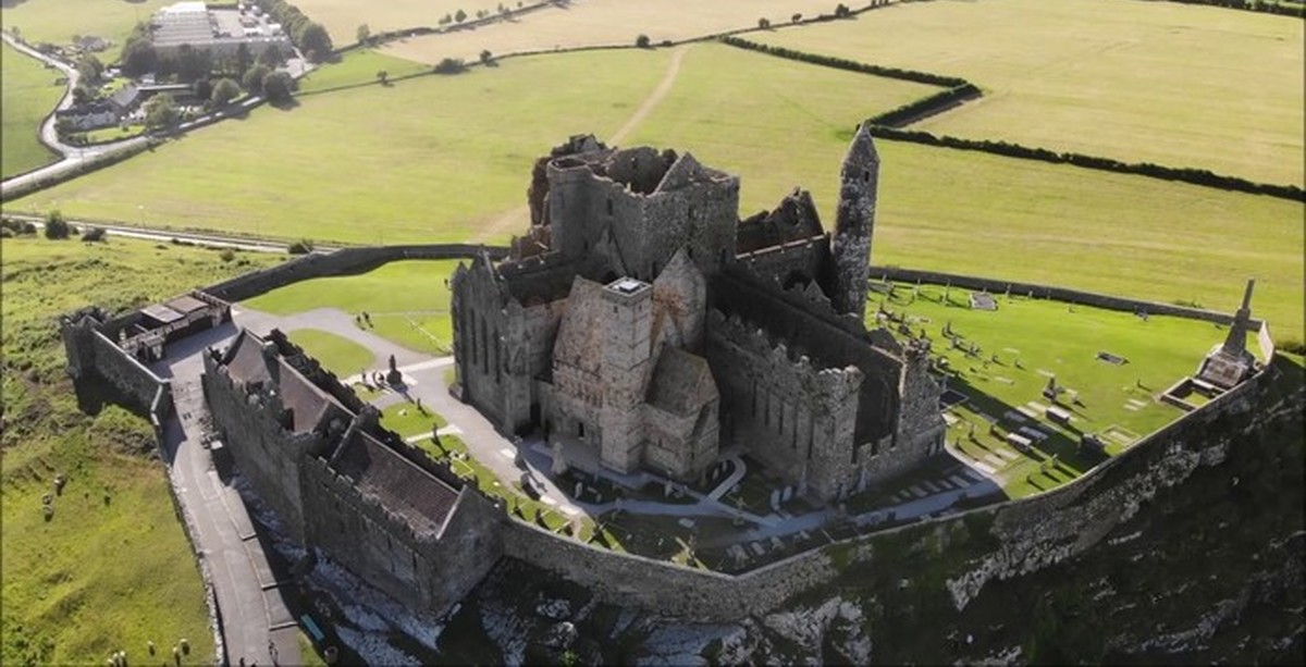 Секреты castle. Замок Дансоли Ирландия. Касл рок Ирландия. Касл рок Северная Ирландия храм. Three Castle Rock Ирландия.