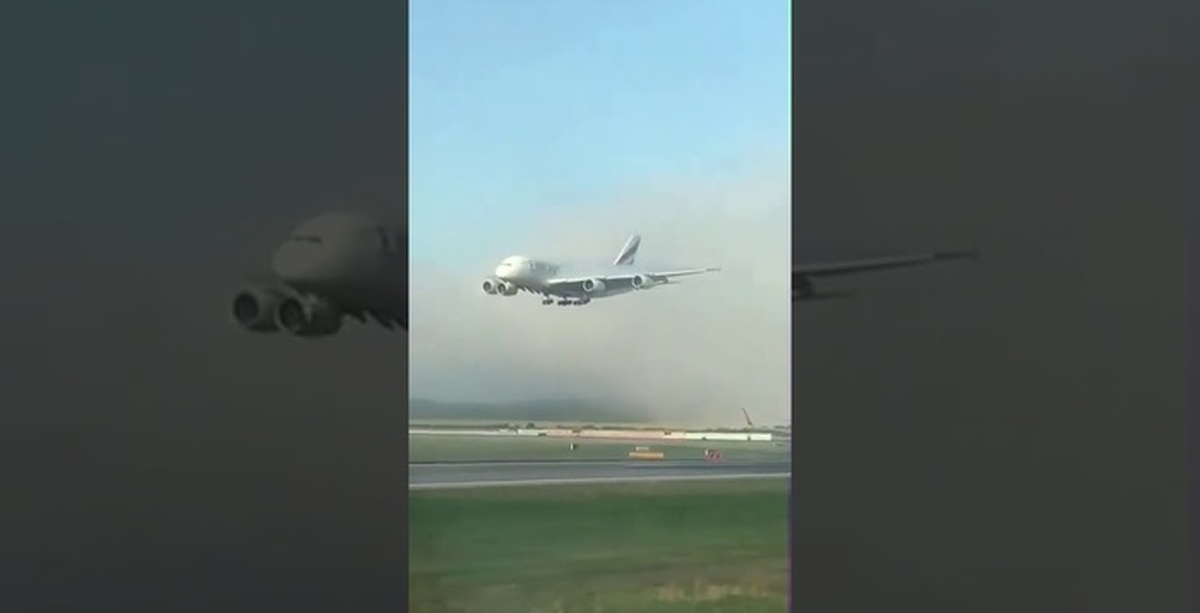 Туман на аэродроме. Мс-21 пассажирский самолёт. Гроза авиация. Самолет призрак. Самолет фото.