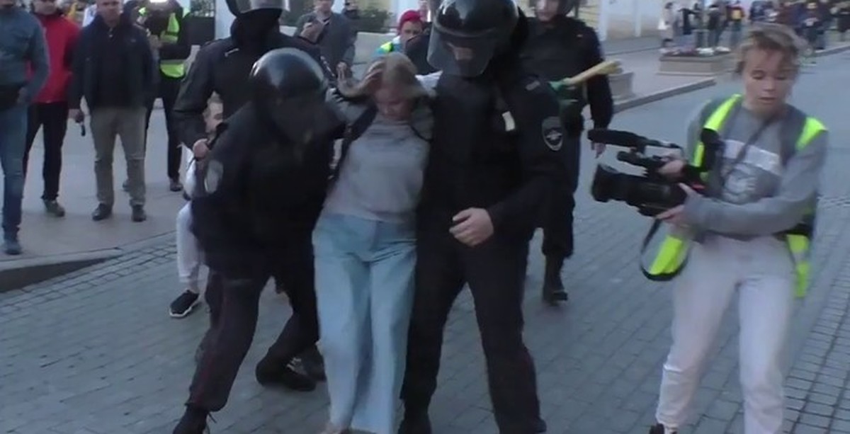Митинг жен в москве. Девушки полицейские на митинге.
